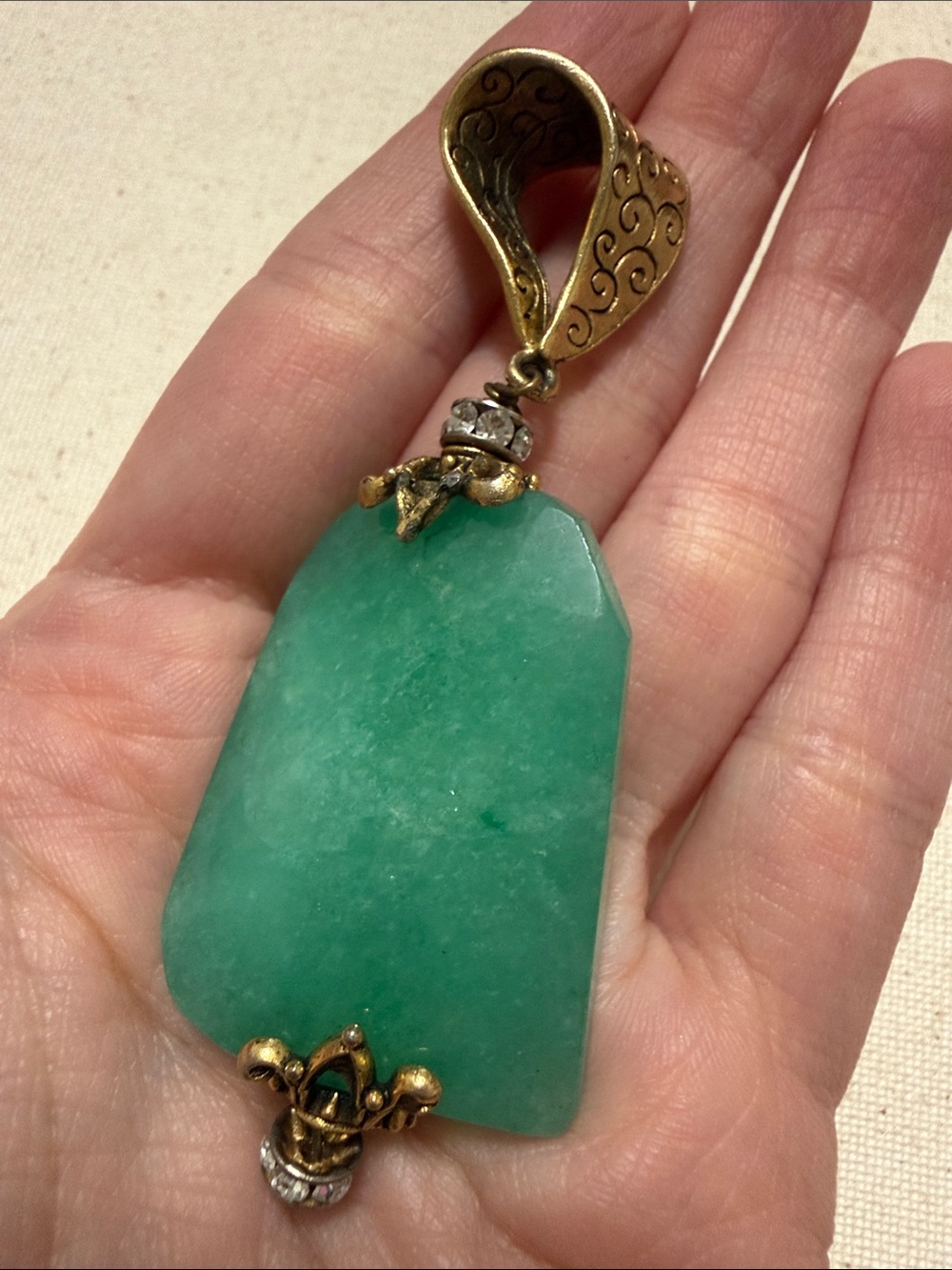 Beautiful Green Gemstone Pendant Necklace W/ Antique Gold Accents
